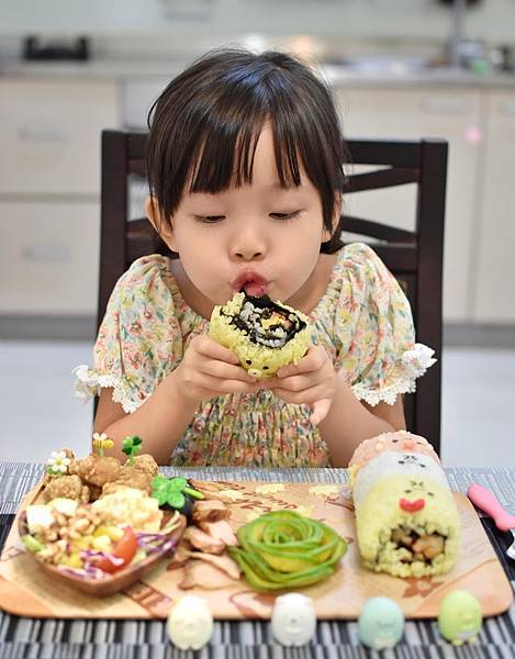 角落生物彩色米飯壽司捲餐點-3