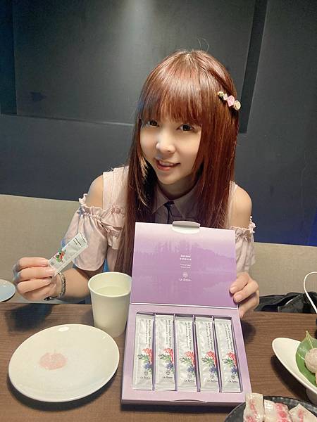 伊頌天然耀妍莓萃膠妍私密香粉 (2).jpg