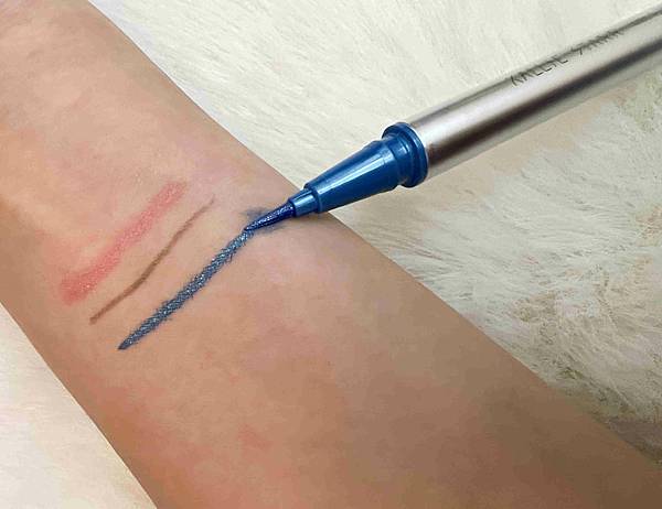 kalliestarr眼線液水眉筆旋轉口紅雙頭眼影筆 (37).jpg