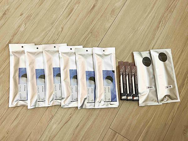 kalliestarr眼線液水眉筆旋轉口紅雙頭眼影筆 (38).jpg