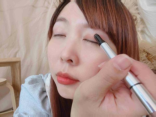 kalliestarr眼線液水眉筆旋轉口紅雙頭眼影筆 (52).jpg