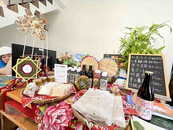 苗栗景點推薦獅潭仙草、後角烘培手作、幸福鐘樓、鐘樓古道、有機書店、獅生活減塑概念館、新店仙草、蜂蜜屋、獅潭教會、楓樹伯公廟、豬皮伯公廟、神秘小徑 (22).jpg