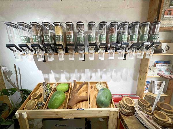 苗栗景點推薦獅潭仙草、後角烘培手作、幸福鐘樓、鐘樓古道、有機書店、獅生活減塑概念館、新店仙草、蜂蜜屋、獅潭教會、楓樹伯公廟、豬皮伯公廟、神秘小徑 (48).jpg