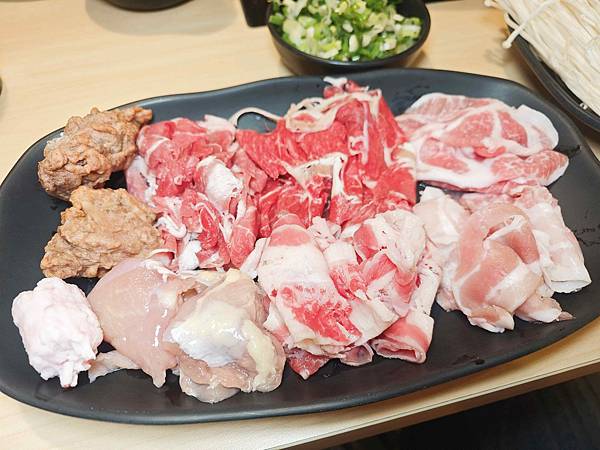 何家香香 麻辣鴛鴦鍋吃到飽 (27).jpg