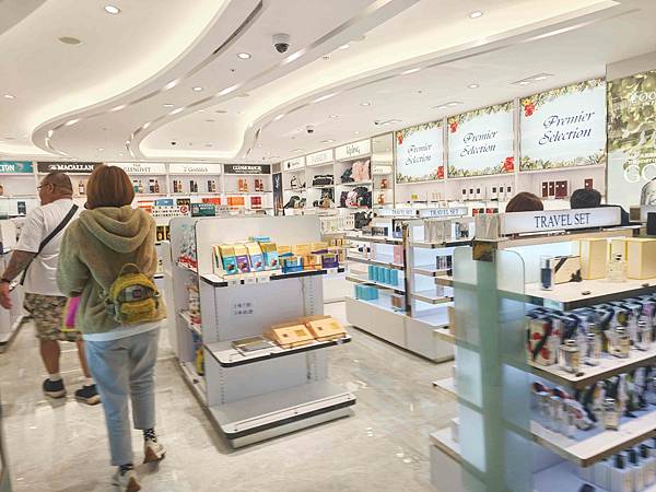 麗星郵輪探索星號入關 (12).jpg