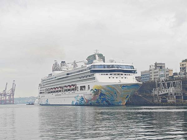 麗星郵輪探索星號入關 (2).jpg