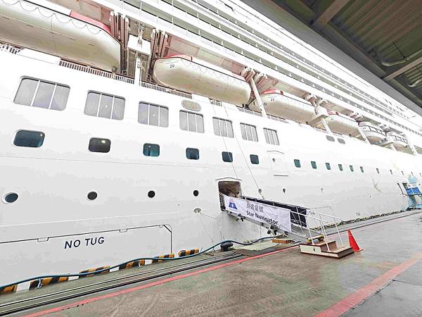 麗星郵輪探索星號入關 (8).jpg