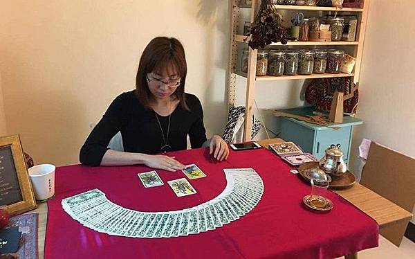 Claudia克勞蒂雅 台北塔羅占卜推薦精油舒壓開運01-min.JPG Claudia克勞蒂雅 台北塔羅占卜推薦精油舒壓開運01-min.JPG