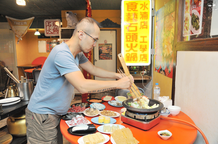 天冷了，來一鍋吧！食藝石頭火鍋，給你濃郁的古早味湯頭，各式各