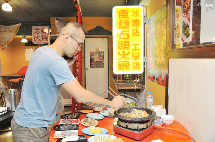 天冷了，來一鍋吧！食藝石頭火鍋，給你濃郁的古早味湯頭，各式各