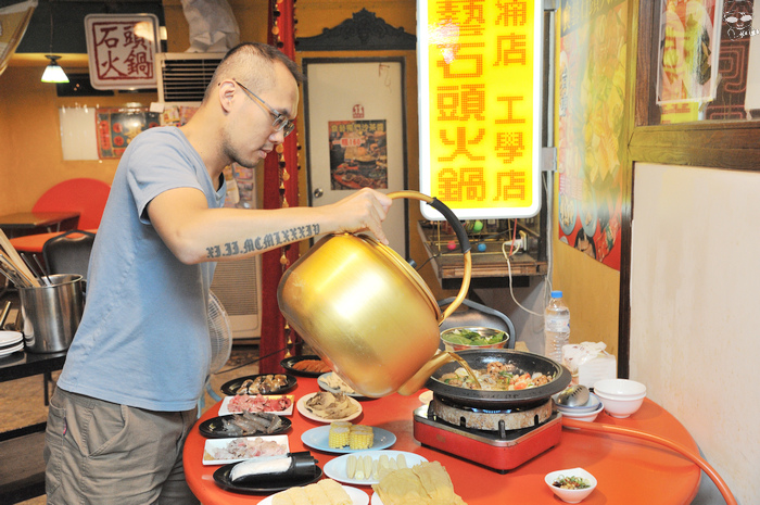 天冷了，來一鍋吧！食藝石頭火鍋，給你濃郁的古早味湯頭，各式各