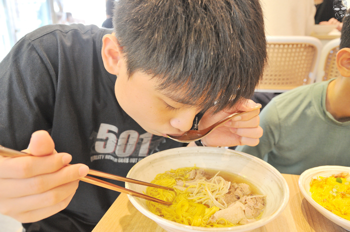 偶鵝嚐嚐-虎尾店，文青的裝潢，裝載著新鮮溫體鵝肉直送，滑嫩美