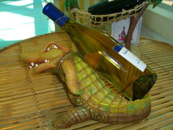 逗趣鱷魚背酒瓶