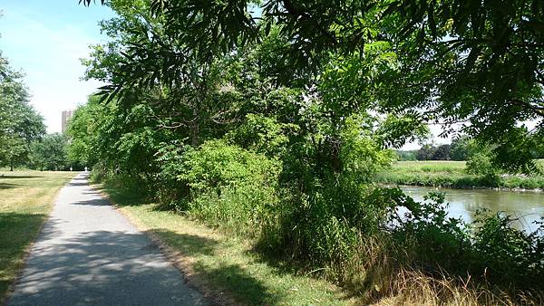 Humber Valley 腳踏車道 旁邊有河流