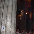 很多人在修道院內唱聖歌
