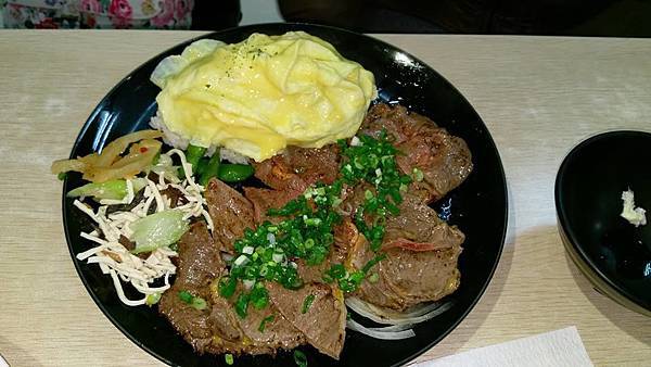 青蔥海鹽牛肉飯.jpg