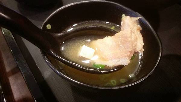 味噌湯有好吃的鮭魚塊.jpg