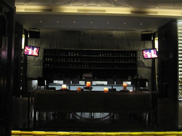 lounge很有夜店感 放的音樂也是 lounge很有夜店感 放的音樂也是