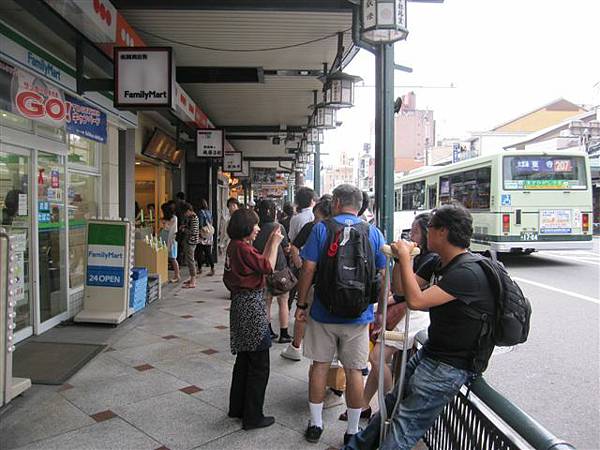 四訪茶寮都路里(本店) 還是這麼多人 幸好早上已經吃過了