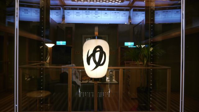 透過透明電梯拍的溫泉入口 透過透明電梯拍的溫泉入口