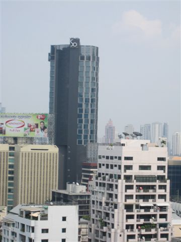 窗外看出去 剛好看到Sofitel So Bangkok 窗外看出去 剛好看到Sofitel So Bangkok