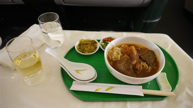 去程用里程升等, 早餐有鼎泰豐牛肉麵 去程用里程升等, 早餐有鼎泰豐牛肉麵