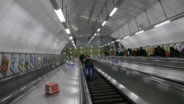 Holborn站的超長電扶梯 Holborn站的超長電扶梯