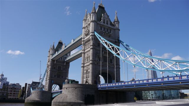 Tower Bridge 今天是很多塔的一天