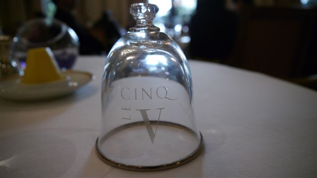 拿來蓋奶油的透明罩也印上了Le Cinq 拿來蓋奶油的透明罩也印上了Le Cinq