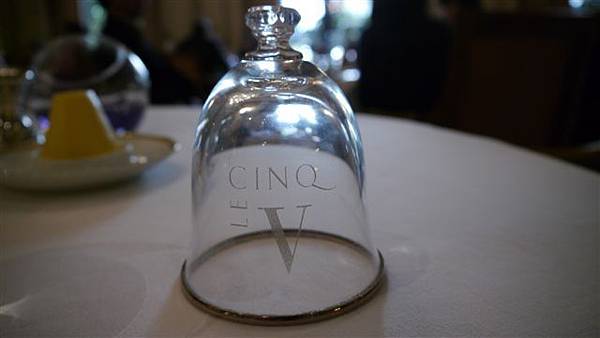 拿來蓋奶油的透明罩也印上了Le Cinq 拿來蓋奶油的透明罩也印上了Le Cinq
