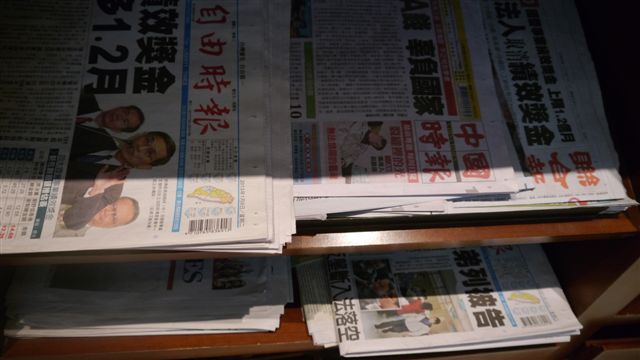 機場貴賓室有台灣報紙耶, 不過最近一份是四天前的 機場貴賓室有台灣報紙耶, 不過最近一份是四天前的