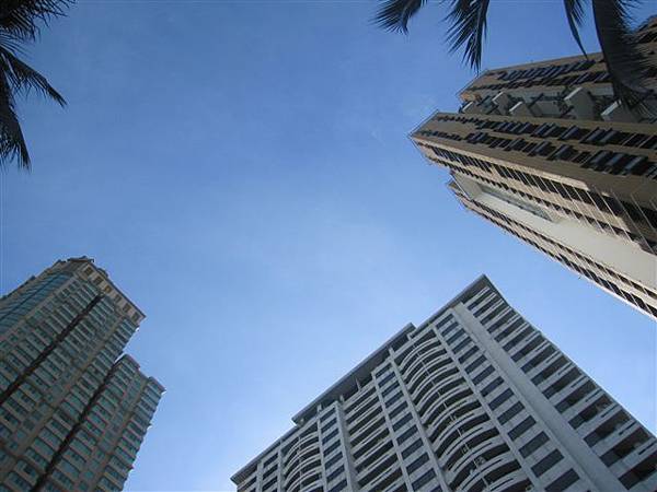 一樣在高樓間的游泳池 一樣在高樓間的游泳池