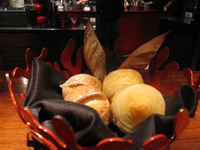 首晚一個人吃就去吃L'ATEIER de Joël Robuchon Tokyo看看 麵包是台北的比較好吃 首晚一個人吃就去吃L'ATEIER de Joël Robuchon Tokyo看看 麵包是台北的比較好吃