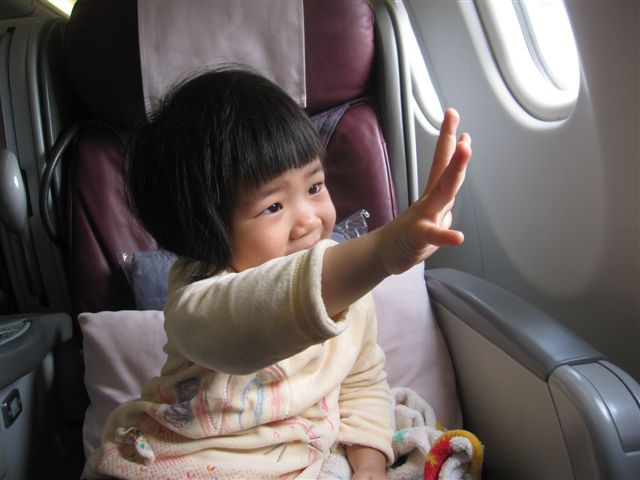 第一次坐飛機的波波在跟其他飛機說哈囉 第一次坐飛機的波波在跟其他飛機說哈囉