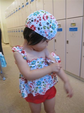 要帶波波去市內的溫泉樂園,所以要換泳衣 要帶波波去室內的溫泉樂園,所以要換泳衣