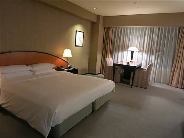 二住Hyatt Regency Osaka,被升等到Deluxe;房間大一些,還有椅子高級一些 二住Hyatt Regency Osaka,被升等到Deluxe;房間大一些,還有椅子高級一些
