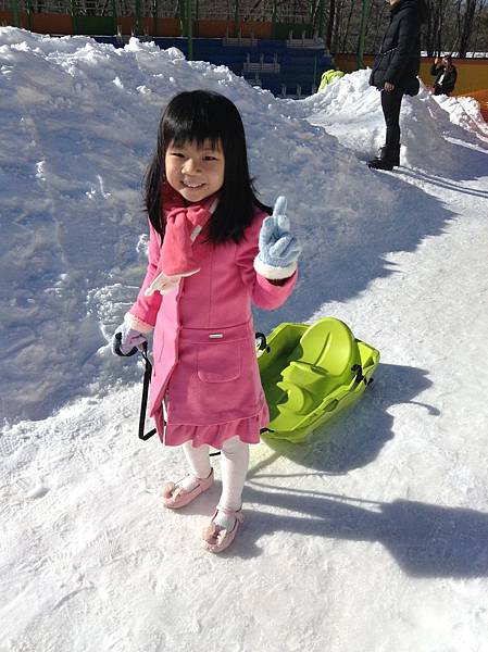 玩完泳圈要玩小雪橇 玩完泳圈要玩小雪橇