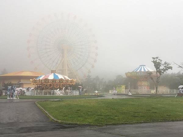 突然下起大雨起大霧