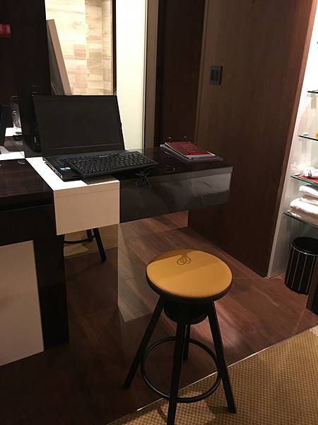 房間裡面用高腳椅,比較少見 房間裡面用高腳椅,比較少見