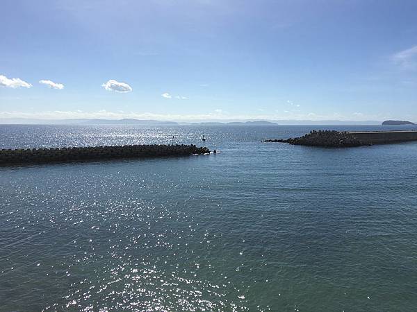 天氣好到睜不開眼睛的海面 天氣好到睜不開眼睛的海面