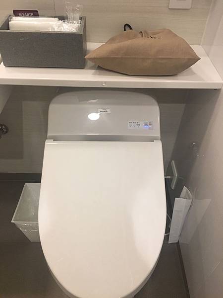 沖水按鍵與馬桶一體,第一次看到這種設計 沖水按鍵與馬桶一體,第一次看到這種設計