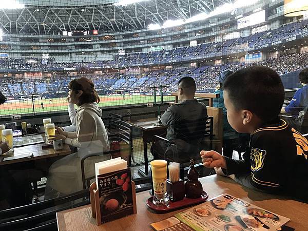 外野的餐廳也可以看到場內 外野的餐廳也可以看到場內