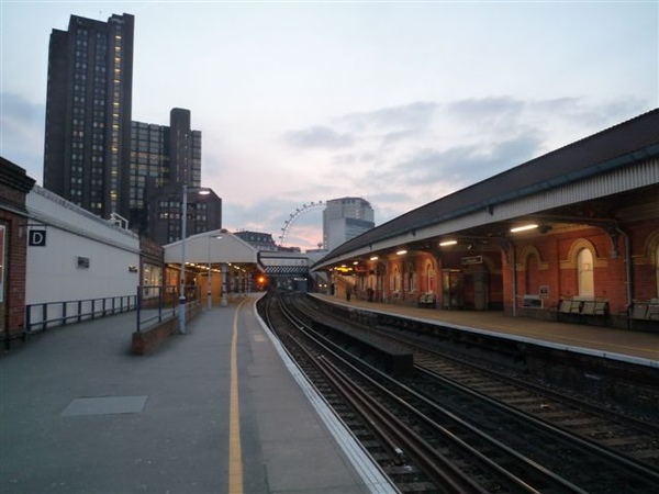 Waterloo East Station 後面有London eye Waterloo East Station 後面有London eye