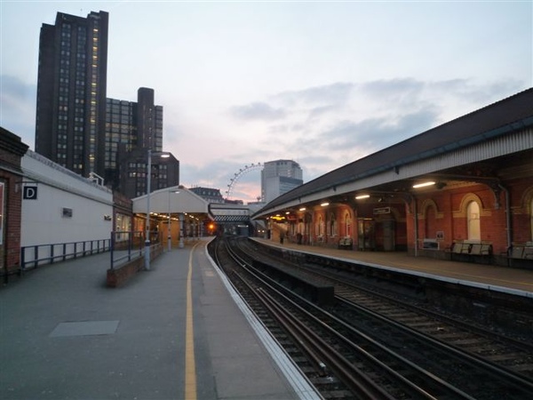 Waterloo East Station 後面有London eye