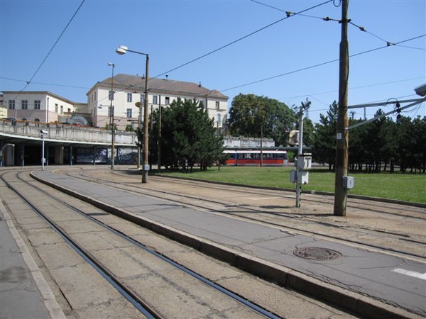 Bratislava中央車站外的電車站 Bratislava中央車站外的電車站