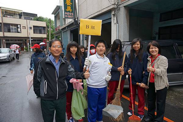 1020331鄧校長與苗栗縣團委會鄧總幹事和文林國中同學們一起i服務