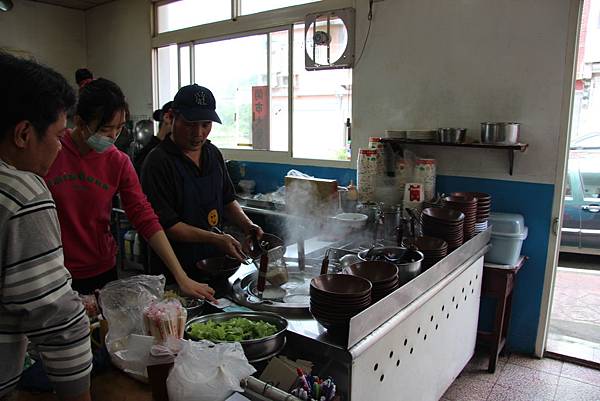 0328石牛山安東橋頭牛肉麵 (41).JPG