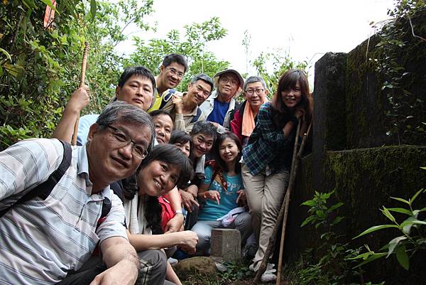 0419語大學同學登二格山 (37).JPG