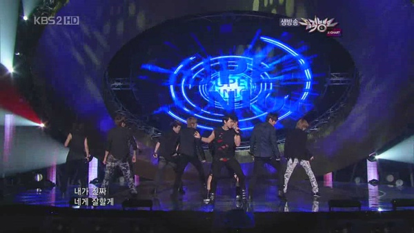 100611.KBS.MusicBank.SuperJunior.Bonamana[1024x576][(004709)22-51-19].JPG