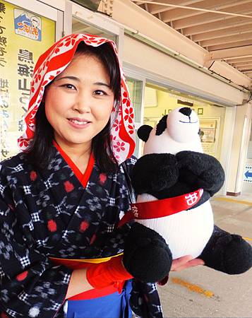 與台灣平溪線鐵道建立姊妹線的秋田鳥海山線小火車的導覽小姐歡喜抱襪娃 與台灣平溪線鐵道建立姊妹線的秋田鳥海山線小火車的導覽小姐歡喜抱襪娃